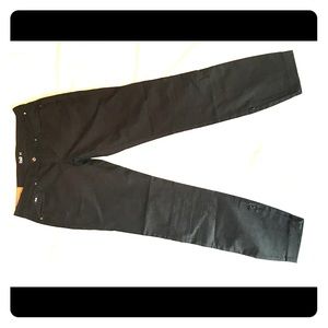 1 pair of NWT D&G black jeans.